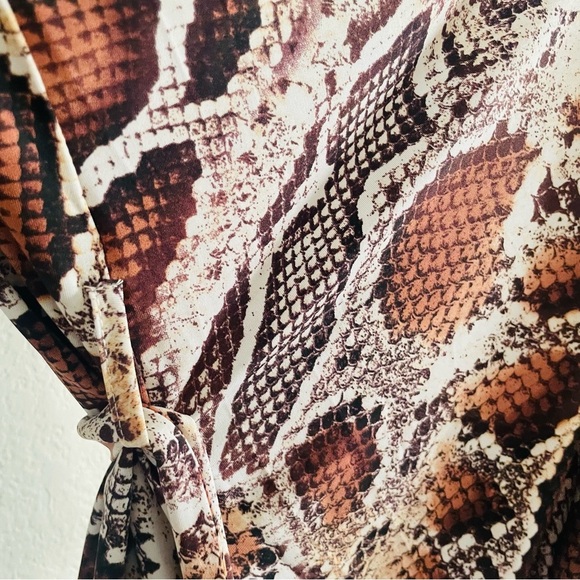 Venus 1X Snake Print faux Wrap blouse top sophisticated chic timeless work core - Picture 8 of 9